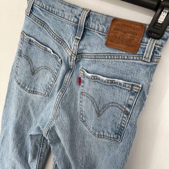 Levi's Premium Ribcage Straight Mid Rise Light Wash Mom Jeans Size 25 Blue - Picture 8 of 13